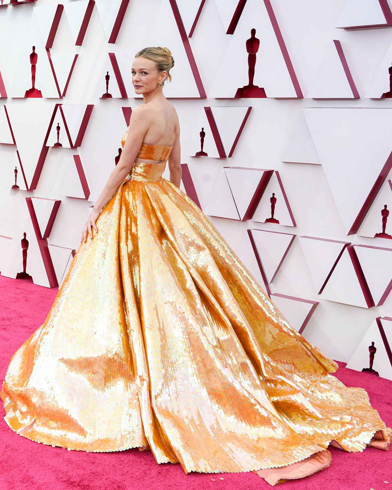 Oscars 2021 red carpet fashion carey mulligan