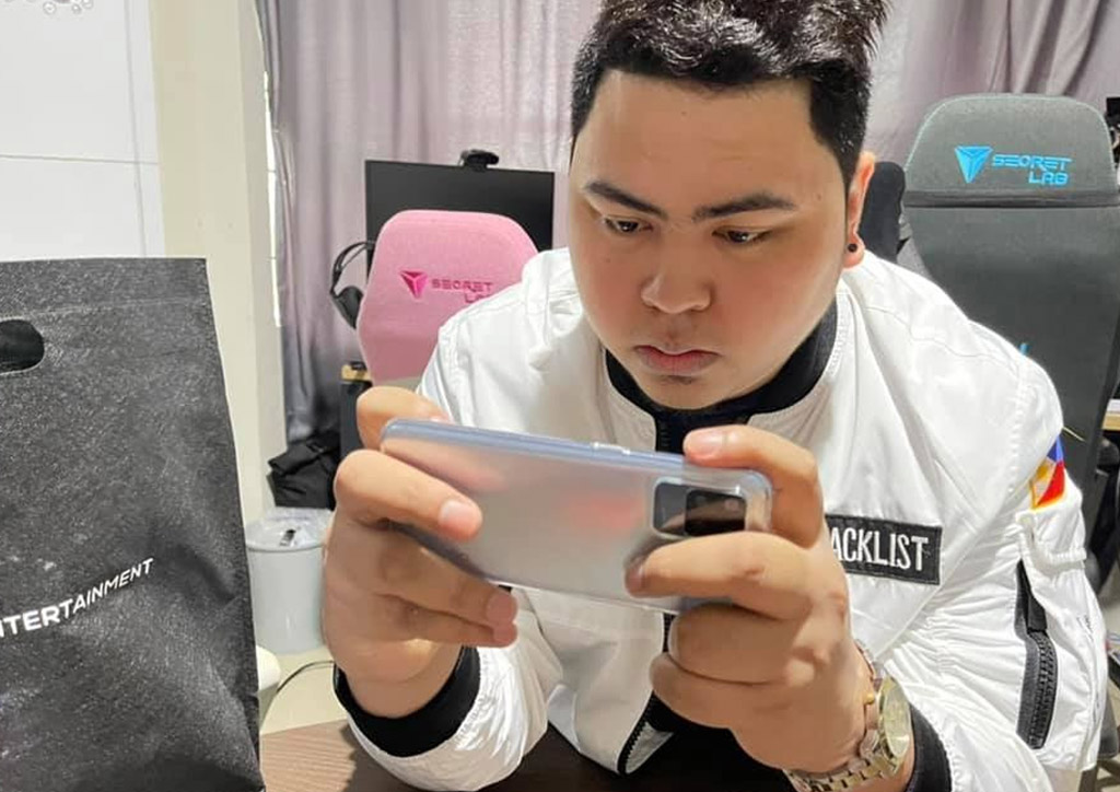 Dex Star Blacklist Internationals Team Analyst trying out the new color variant of OPPO A94 Crystal Silver