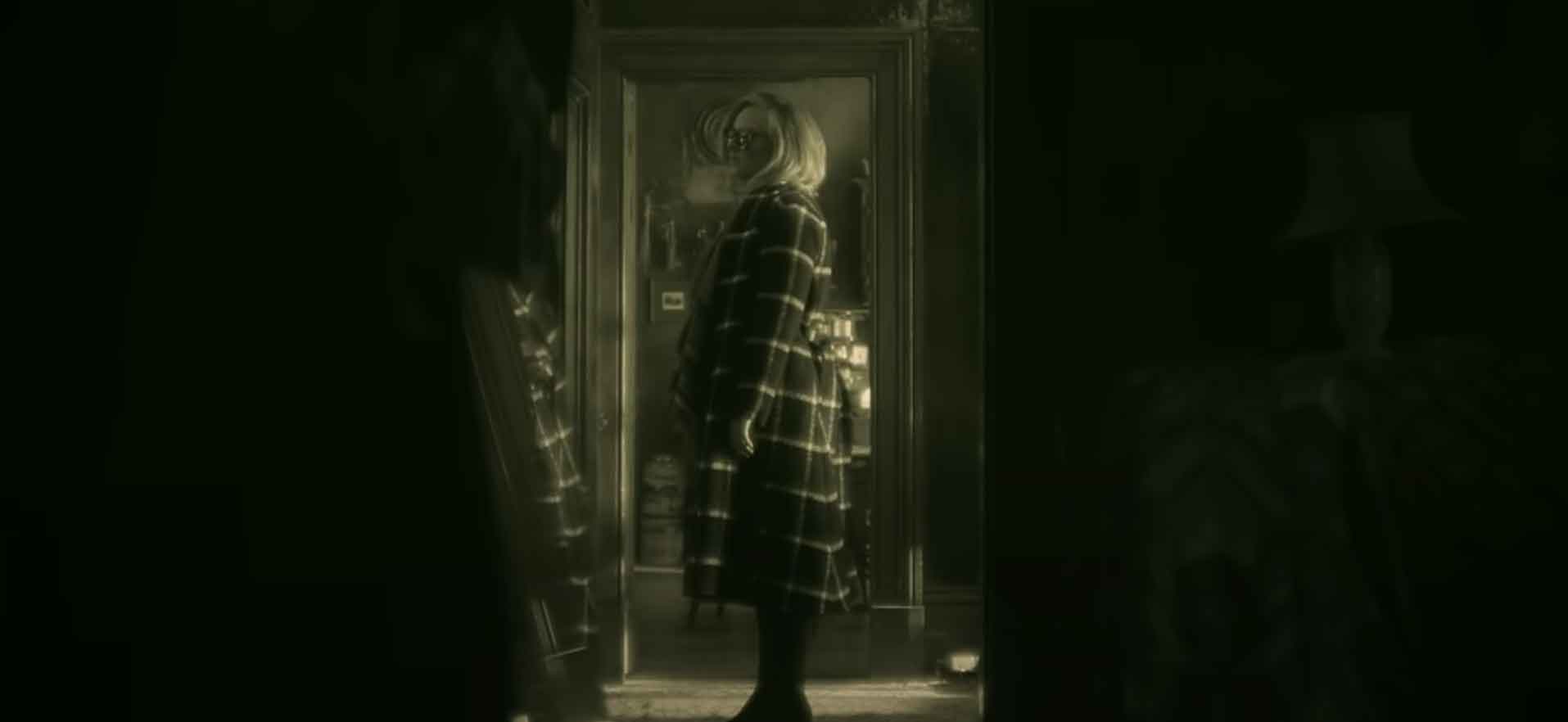 Adele entering the house in 'Hello' MV