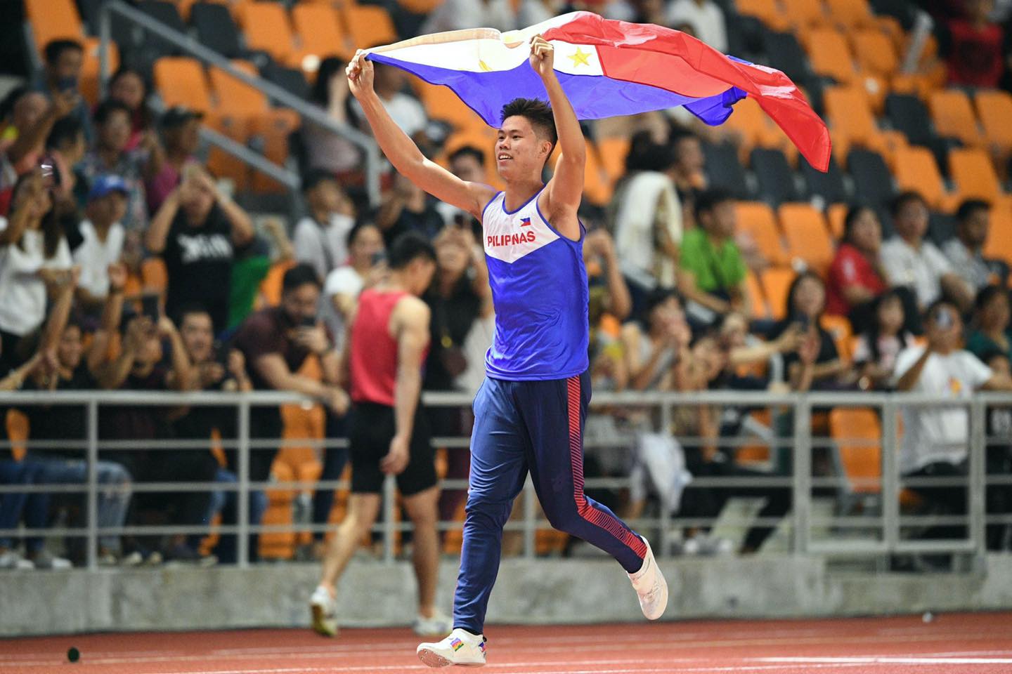 EJ Obiena carrying the Philippine flag
