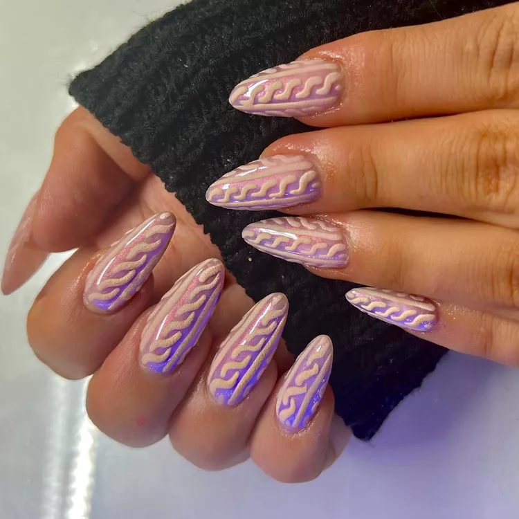 10 Holiday Nail Ideas 2024